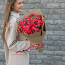 Букет «15 Кустовых роз Черри 50 см в крафте»