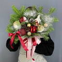 Шляпная коробка с цветами «Композиция с пихтой и игрушками»