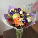 Букет «Яркий с ирисами» из гвоздик и роз