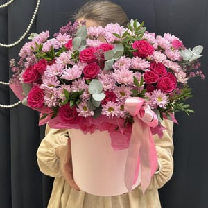 Букет «Цветы в шляпной коробке - розовые мечты»