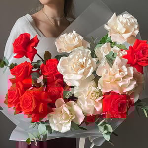 Букет алых и персиковых роз с эвкалиптом