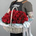 Корзина с красными розами