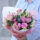 Букет из роз и альстромерии