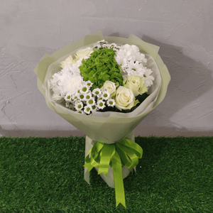 Букет с зелёной гортензией из роз и хризантем