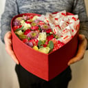 Композиция в форме сердца «Цветы с конфетами» из роз и гвоздик