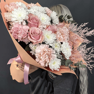 Нежный букет с розами, диантусами и хризантемами