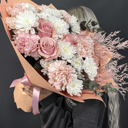 Нежный букет с розами, диантусами и хризантемами