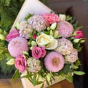 Коробка с цветами «Искренняя улыбка» из эустом и хризантем