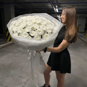 Букет "Облако" из хризантем в пленке