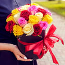 Шляпная коробка с цветами «Разноцветные розы в черной коробке, 21шт»