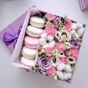 Подарочный набор «Цветы с макарунами» из эустом и гвоздик