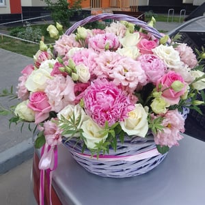 Корзина с цветами «Пиономания» из роз и эустом