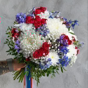 Букет на день России из роз и гипсофил
