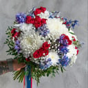 Букет на день России из роз и гипсофил