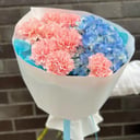 Букет из гортензии и розовых диантусов