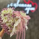 Композиция в форме сердца «Сердце из цветов» из хризантем и гипсофил