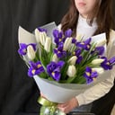 Букет из фиолетовых ирисов и тюльпанов