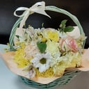 Корзина с цветами «Нежное тепло» из хризантем и гвоздик