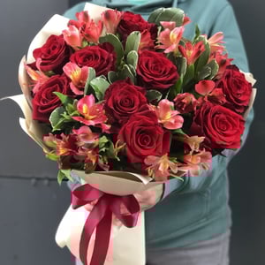 Букет из роз и альстромерий