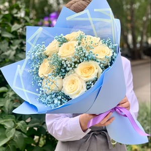 Голубой букетик из роз и гипсофил