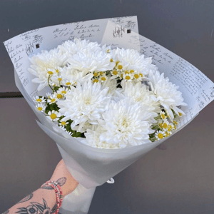 Букет с хризантемами и ромашками