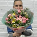 Букет «Волшебный эвкалипт с кустовыми розами» из альстромерий