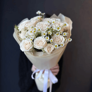 Букет «Шепот утренней росы» из роз и ромашек