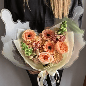 Нежный букет с крыльями бабочки из хризантем