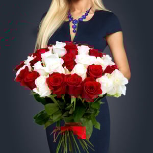 Букет «45 роз микс красные и белые Эквадор»
