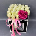 Коробка с цветами «Композиция из 23 роз»