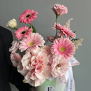 Шляпная коробка с цветами «Веселые ромашки» из гербер и роз