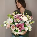 Корзина с цветами «Эстепона» из орхидей и роз