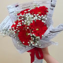 Букет «Красный акцент» из гербер и гипсофил