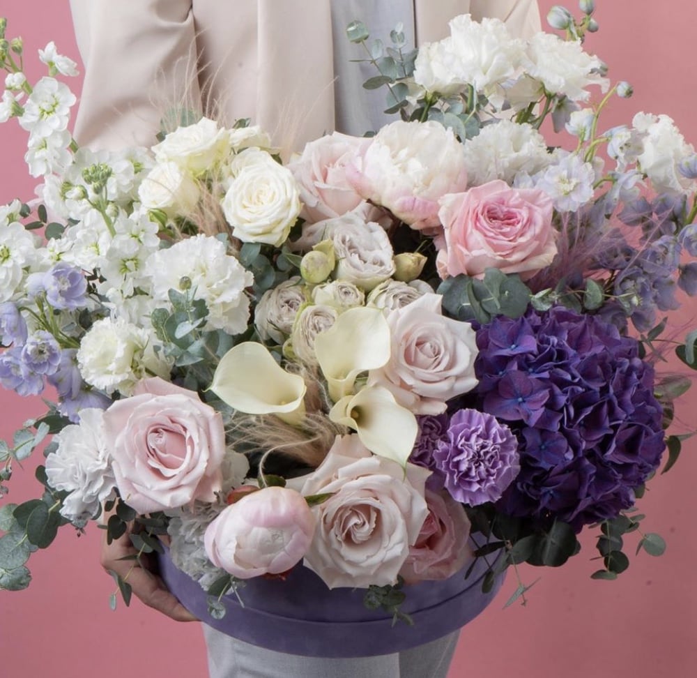 Шляпная коробка с цветами «Аристократ» из роз и экзотических цветов