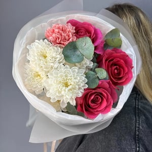 Букет из роз и хризантем
