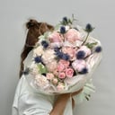 Байкал букет из гвоздик, роз и эрингиума