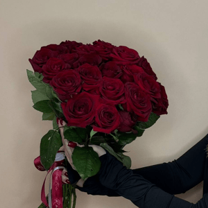 25 красных роз в букете под ленту