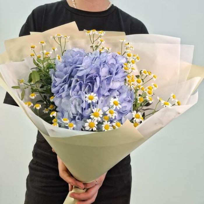 Букет «Гортензия с матрикарией»