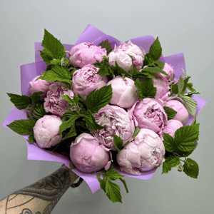 Букет «Ароматные пионы Сара 15 шт с малиной»