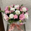 Шляпная коробка с цветами «Нежное чудо» из эустом и тюльпанов