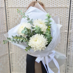 Букет «Белые Кружева S» из хризантем