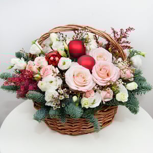 Корзина с цветами «Рождественское чудо» из роз и эустом