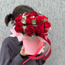 Шляпная коробка с цветами «Композиция "Яркие нотки"» из роз