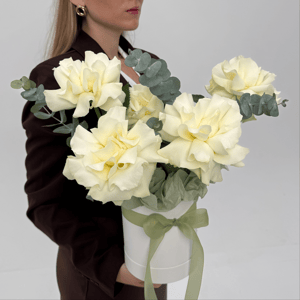 Белые французские розы с эвкалиптом в шляпной коробке