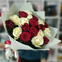 Букет 19 белых и красных роз