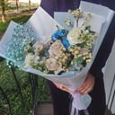 Букет «Зимний вечер» из гвоздик и гипсофил