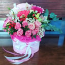 Шляпная коробка с цветами «Подарочная композиция» из роз и орхидей