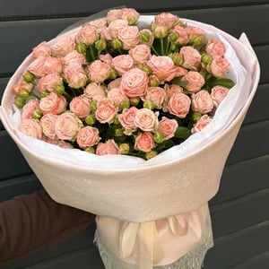 Букет в кружеве роза кустовая 13шт