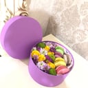 Подарочный набор «Бокс с макарунс и цветами»