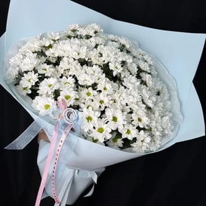 Большой букет ромашковой хризантемы